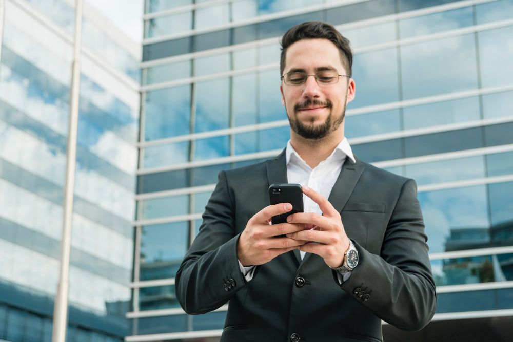 Chatbots e WhatsApp Business: como automatizar o atendimento imobiliário sem perder o toque humano